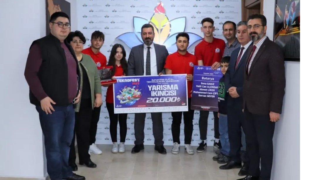 Türkiye 2'ncisi Takımımız İl Milli Eğitim Müdürümüzü Ziyaret Etti