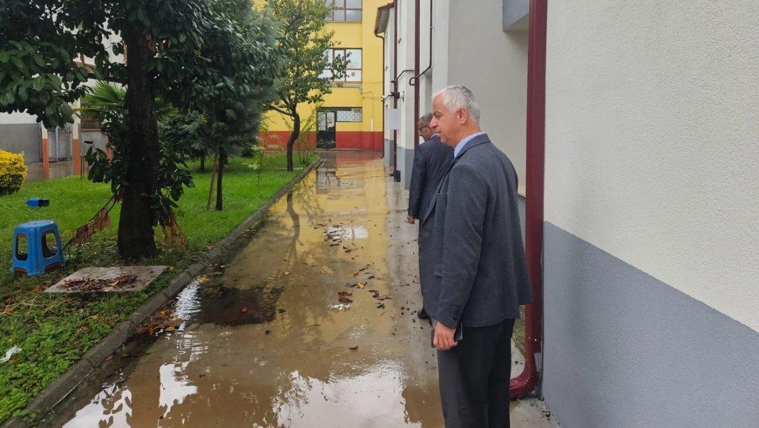 İLÇE MİLLİ EĞİTİM MÜDÜRÜMÜZ YOĞUN YAĞIŞ SONRASI OKULLARI GEZDİ