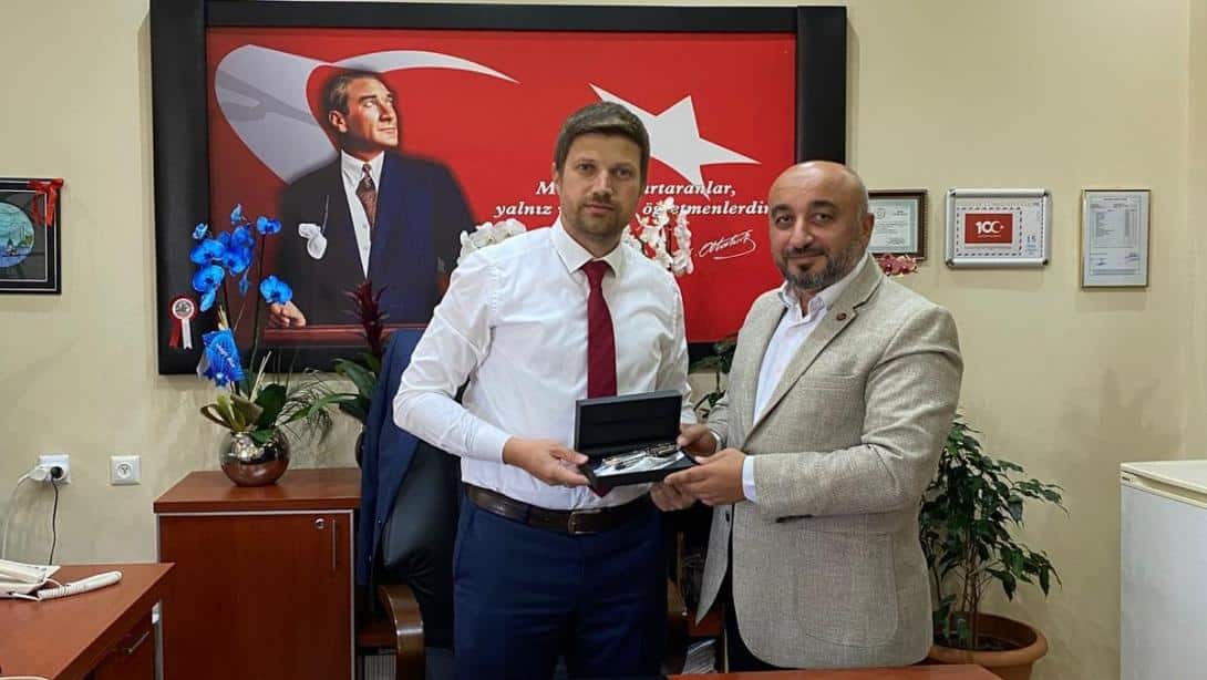 Eğitim Bir Sen Sakarya Şubesi Başkanı  Sayın Murat Mengen ve yönetim kurulu üyeleri, İlçe Milli Eğitim Müdürümüz Sayın Furkan ENŞİCİ'ye hayırlı olsun ziyaretinde bulunarak yeni eğitim öğretim yılının hayırlı olmasını diledi.