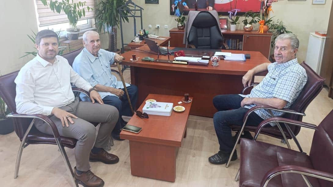 İlçemizin değerli büyüğü emekli öğretmenimiz kıymetli  Tuna Eren, İlçe Milli Eğitim Müdürümüz Sayın Furkan ENŞİCİ'ye hayırlı olsun ziyaretinde bulundu.